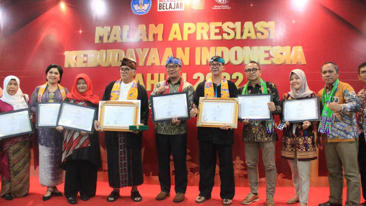 Gubernur Jawa Barat, Ridwan Kamil menerima surat ketetapan 19 warisan budaya tak benda asal Jabar dari Kemendikbud.