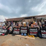 Para pedagang menolak penggusuran dan pembongkaran Pasar Banjaran.