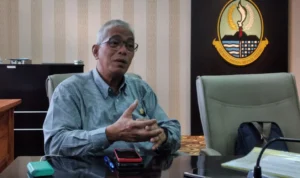 TERLAMBAT: Wakil Ketua Komisi V DPRD Jabar, Abdul Hadi Wijaya saat menyampaikan kritiknya terhadap langkah pembatalan 4 ribu siswa di PPDB Jabar.