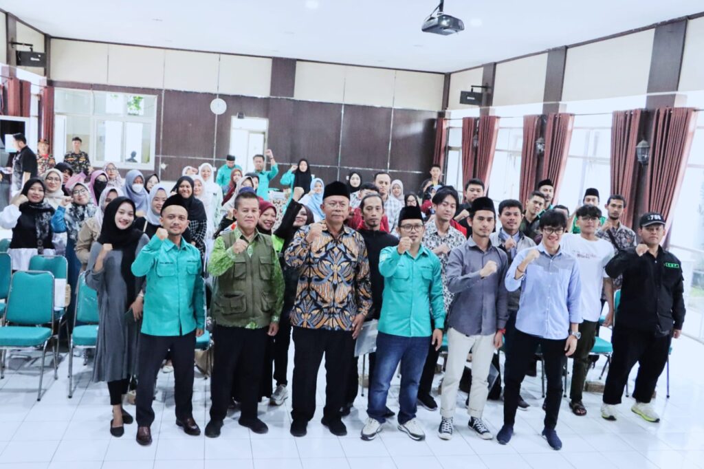 Pj Wali Kota Cimahi Dikdik S Nugrahawan berfoto bersama dalam kegiatan seminar literasi digital di Kecamatan Cimahi Utara baru-baru ini. (foto Istimewa)