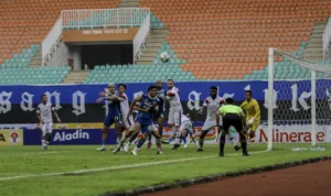 Ilustrasi: Pertandingan Persib Bandung menghadapi Persik Kediri di Stadion Pakansari beberapa waktu lalu. Foto : Sandika Fadilah/Jabarekspres.com