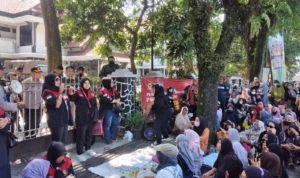 FMPP Jabar lakukan unjuk rasa terkait PPDB di Kota Bandung.