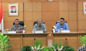 Pj Wali Kota Cimahi Dikdik S Nugrahawan (tengah) saat launching pajak daerah baru-baru ini bersama Bappenda Cimahi.