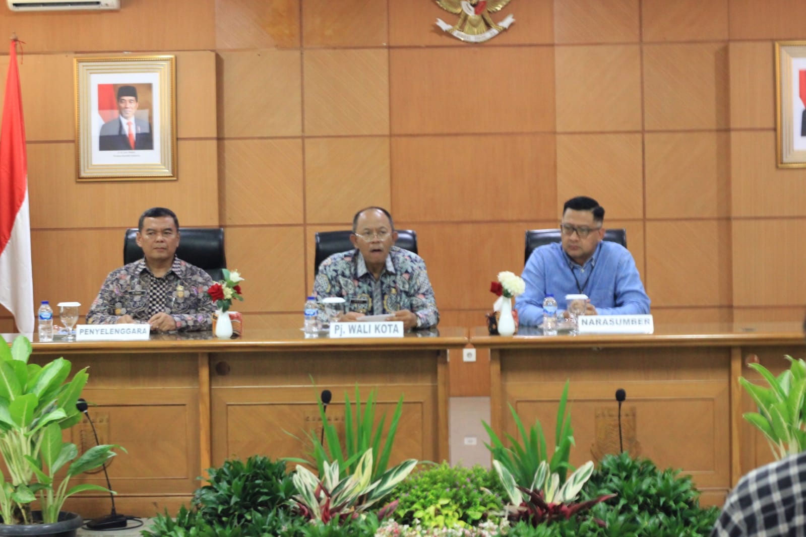 Pj Wali Kota Cimahi Dikdik S Nugrahawan (tengah) saat launching pajak daerah baru-baru ini bersama Bappenda Cimahi.
