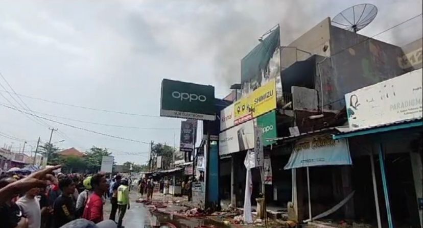 Pasar Losari Kebakaran! Damkar Kabupaten Cirebon Kerahkan 9 Unit Armada untuk Segera Padamkan Api