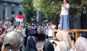 Salah satu demonstran saat berorasi terkait pelaksanaan sistem PPDB jalur zonasi di depan SMA Negeri 3 Kota Bogor, Selasa (25/7).