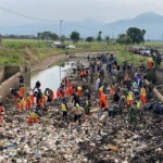 Ratusan Masyarakat Bersama Pandawara Group Lakukan Pembersihan Sampah di Sungai Cikeruh Kabupaten Bandung. Foto Agi Jabarekspres