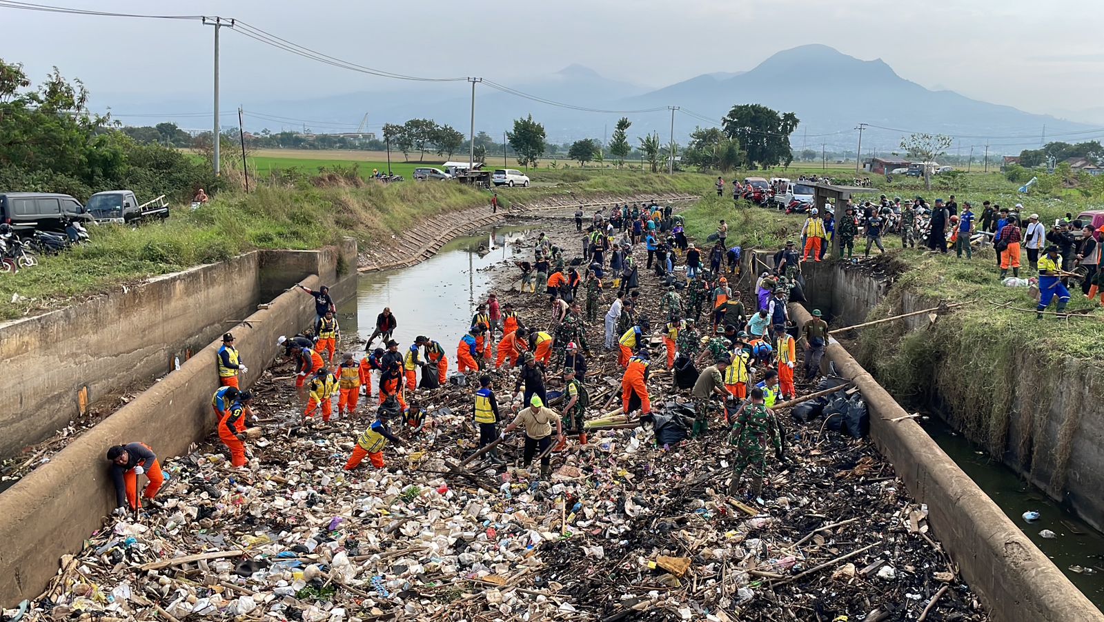 Ratusan Masyarakat Bersama Pandawara Group Lakukan Pembersihan Sampah di Sungai Cikeruh Kabupaten Bandung. Foto Agi Jabarekspres