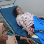 Salah satu korban keracunan massal saat dirawat di rumah sakit pada Minggu (23/7).