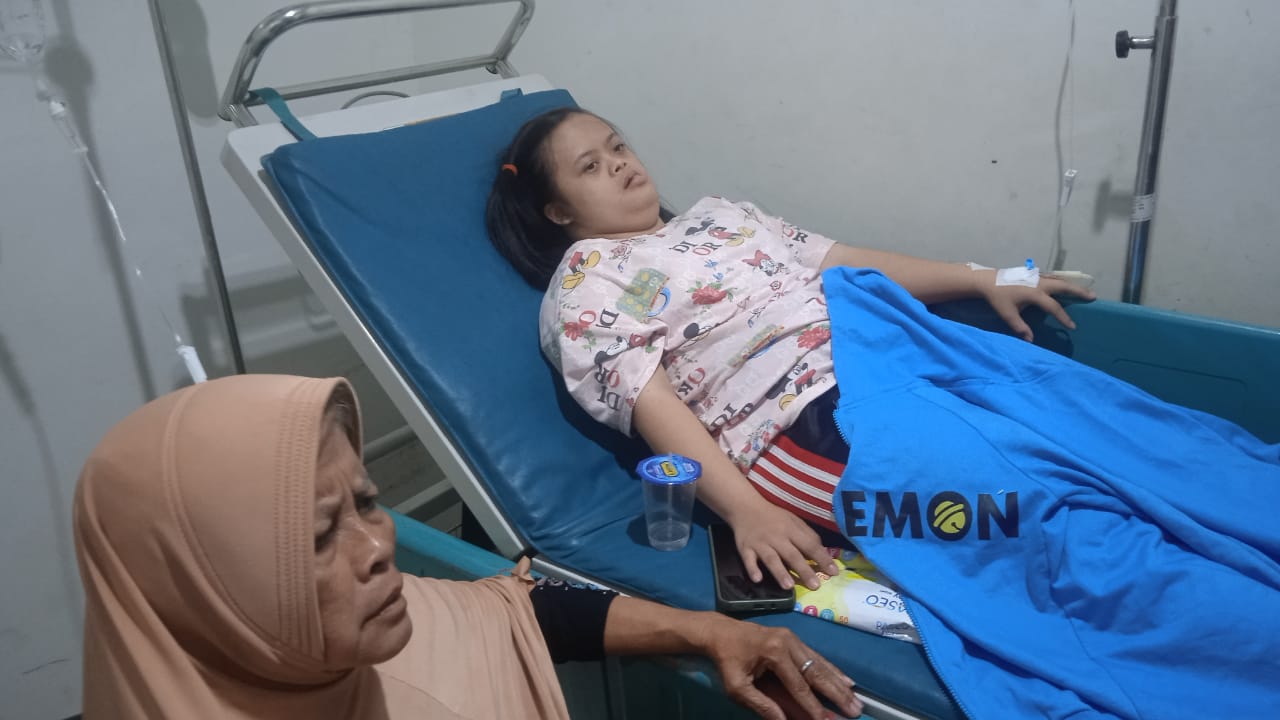 Salah satu korban keracunan massal saat dirawat di rumah sakit pada Minggu (23/7).