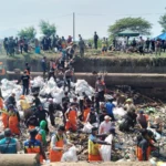 Antusias ratusan orang dalam aksi gotongroyong membersihkan Sungai Cikeruh. (Yanuar/Jabar Ekspres)