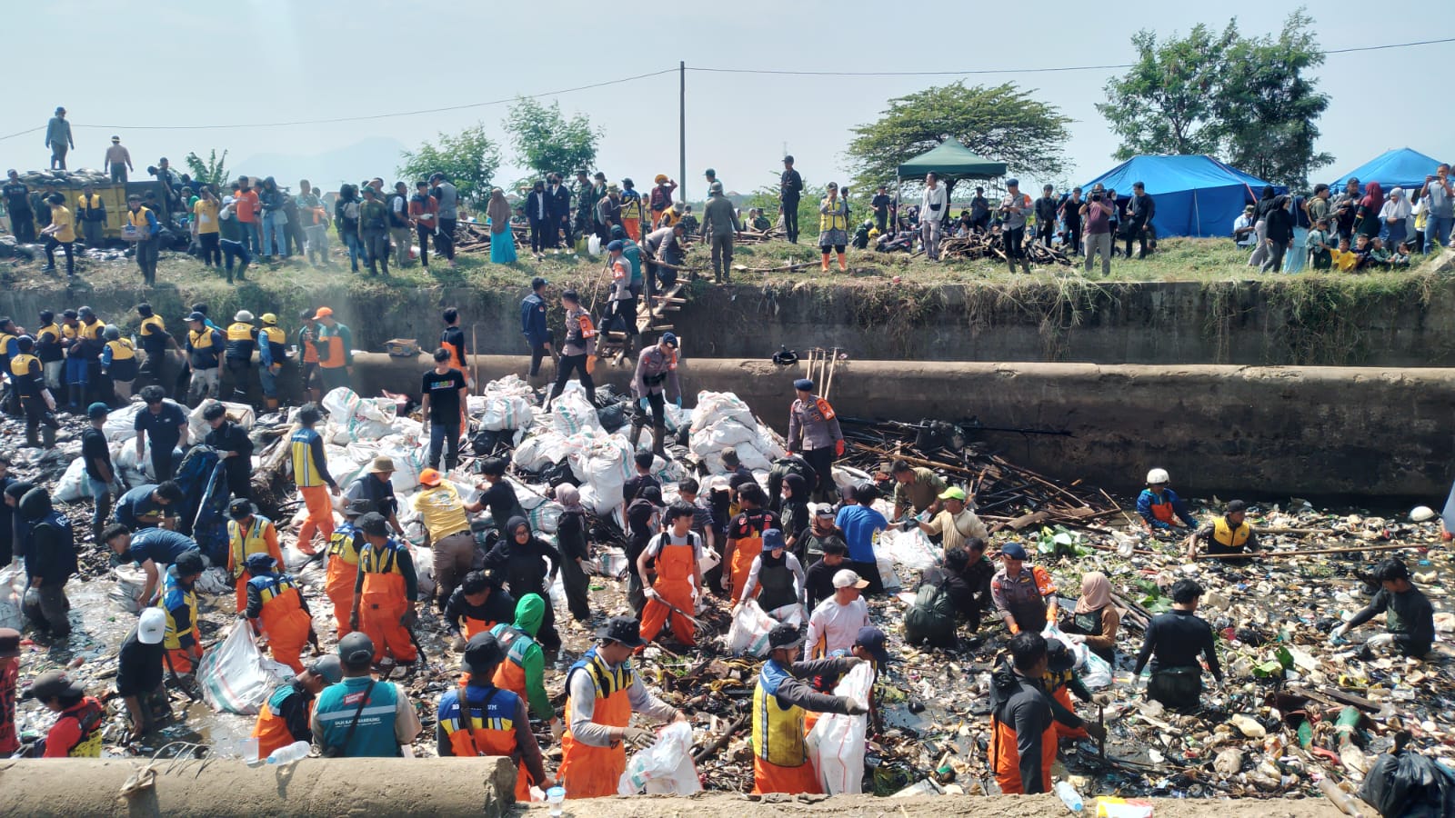 Antusias ratusan orang dalam aksi gotongroyong membersihkan Sungai Cikeruh. (Yanuar/Jabar Ekspres)