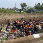 Pandawa Group melakukan bersih-bersih sampah di Sungai Cikeruh, Desa Cimekar, Kecamatan Cileunyi, Kabupaten Bandung, Jawa Barat, Rabu (26/7/2023).