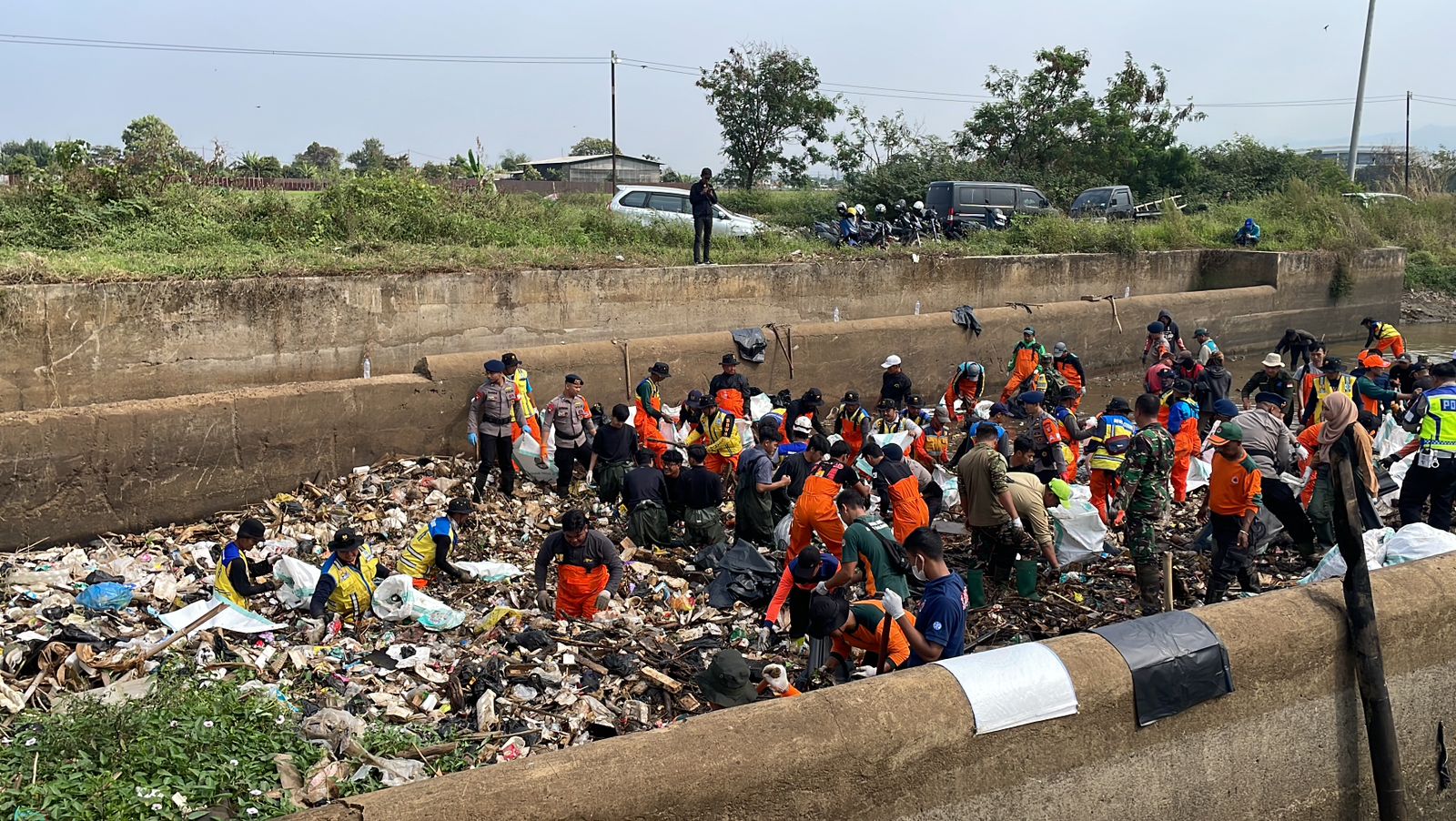 Pandawa Group melakukan bersih-bersih sampah di Sungai Cikeruh, Desa Cimekar, Kecamatan Cileunyi, Kabupaten Bandung, Jawa Barat, Rabu (26/7/2023).