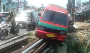 Bawa 4 Penumpang, Angkot Jurusan Gedebage-Majalaya Hampir Terperosok ke Sungai