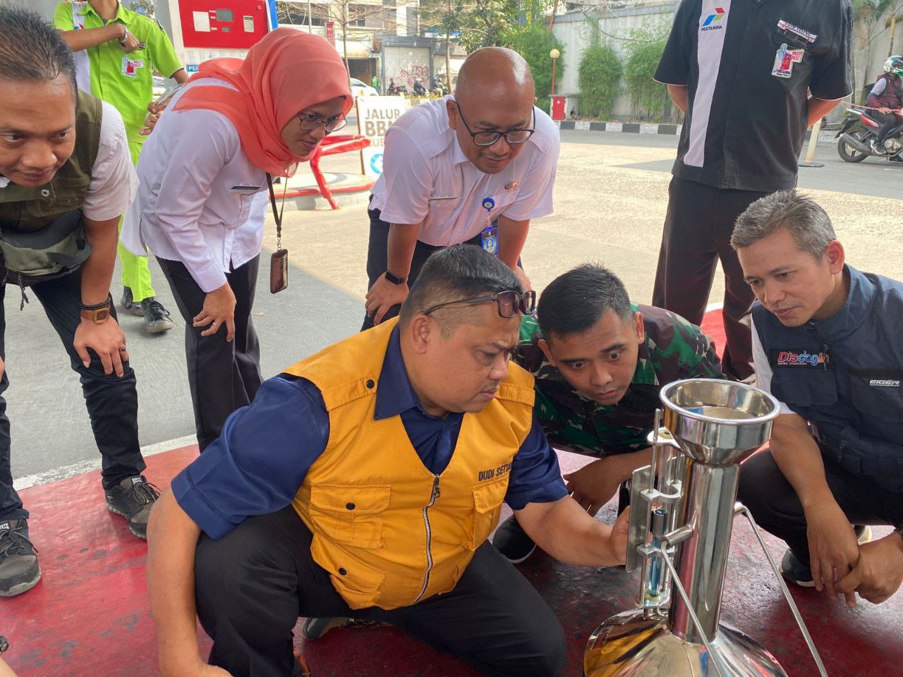 Pengawasan takaran bahan bakar minyak di 6 SPBU Kota Bandung
