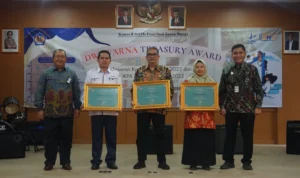 Penyerahan Dwiwarna Treasury Award Penyajian Laporan Keuangan Tahun 2022 dan IKPA Semester I Tahun 2023 Satuan Kerja Lingkup Kanwil DJPb Provinsi Jawa Barat