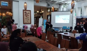 PEDULI: National Director SOS Children's Villages Indonesia, Hadi Nitihardjo saat kopdar dengan sejumlah komunitas lari di Bandung, Sabtu (29/7).