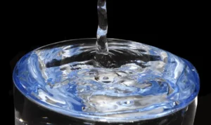 4 Manfaat Dahsyat Meminum Air Putih Hangat di Pagi Hari