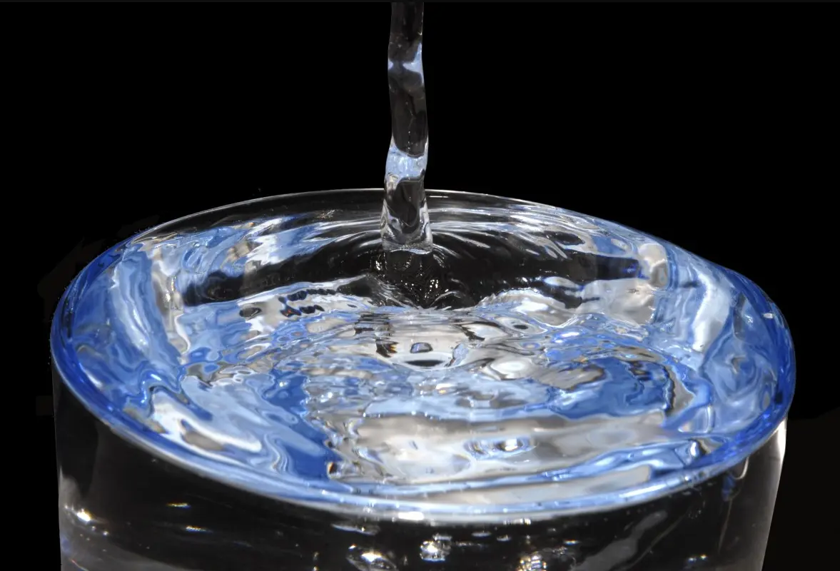 4 Manfaat Dahsyat Meminum Air Putih Hangat di Pagi Hari