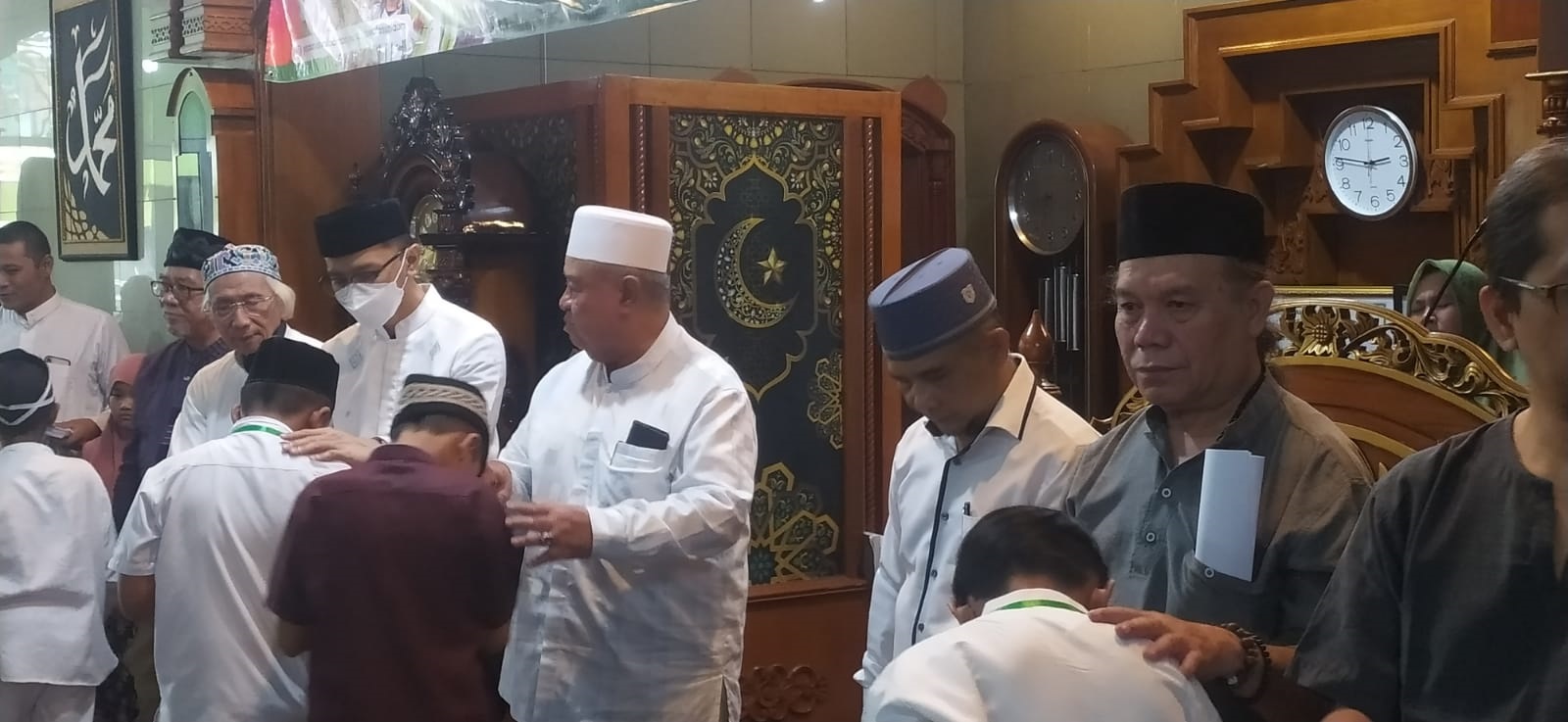 Ketua Umum Yayasan Assalaam Bandung, Habib Syarief Muhammad Al Aydrus saat memberikan santunan kepada ratusan anak Yatim, Jumat 28 Juli 2023.