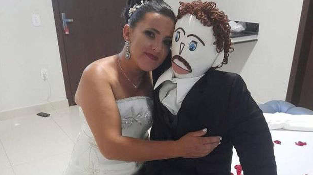 Seorang wanita Brasil mengaku menikah dengan sebuah boneka kain