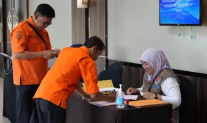 ISI DAFTAR HADIR: Para peserta sosialisasi Unit Layanan Pengaduan BNPB di Hotel Aston Pasteur, Jalan Dr Djunjunan, Kota Bandung, Kamis 27 Juli 2023.