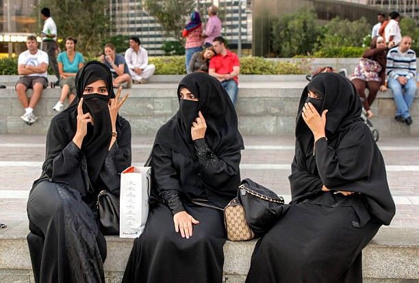 Razia Besar-besaran di Iran: Polisi Moral Tangkap Perempuan yang Menolak Menggunakan Hijab