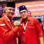 KOMPAK: Ganjar Pranowo foto bersama Ketua DPD PDI Perjuangan Jawa Barat Ono Surono.