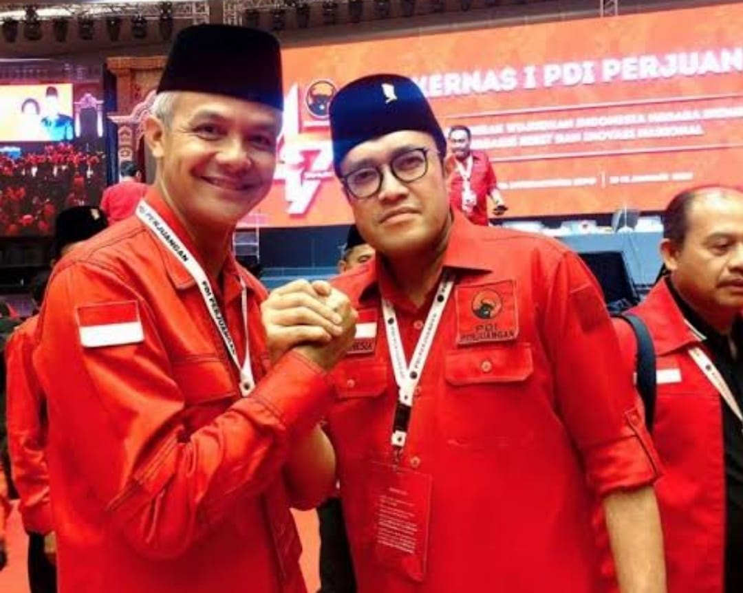 KOMPAK: Ganjar Pranowo foto bersama Ketua DPD PDI Perjuangan Jawa Barat Ono Surono.