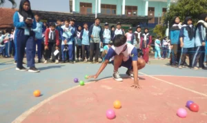 Salah seorang siswa dengan mata tertutup tampak mengambil bola kecil melalui permainan yang disediakan panitia MPLS SMAN 1 Katapang, Jumat 21 Juli 2023.