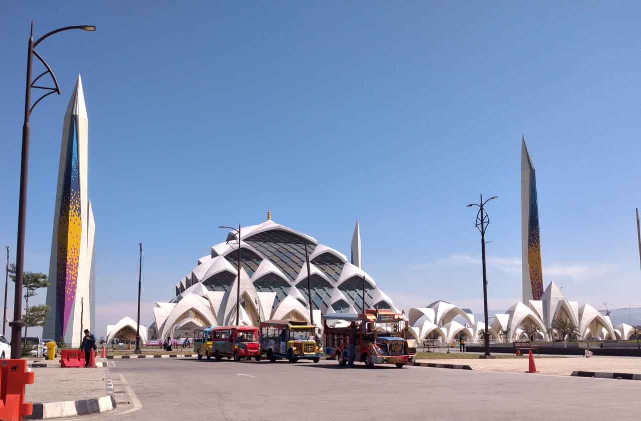 Kereta Wisata, Pikat Wisatawan Masjid Raya Al Jabbar Bandung!