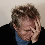 Mengapa Lansia Sering Mengalami Sakit Kepala? Penyebabnya!