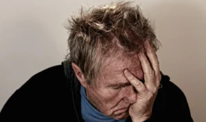 Mengapa Lansia Sering Mengalami Sakit Kepala? Penyebabnya!