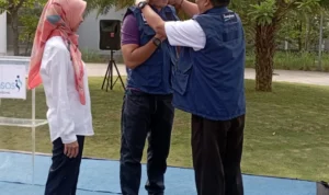 Kepala Dinsos Kota Bandung, Soni Bakhtiar saat menyematkan pakaian rombi kepala Marcell Siahaan sebagai Duta Sosial Kota Bandung di Kantor Dinsos Kota Bandung, Rabu 26 Juli 2023.