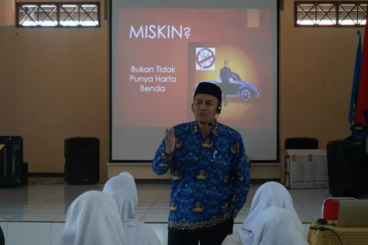 Kepala SMAN 15 Bandung Dr Toto Suharya S Pd, M Pd saat memberikan motivasi kepada para siswa melalui MPLS SMAN 15 Bandung.
