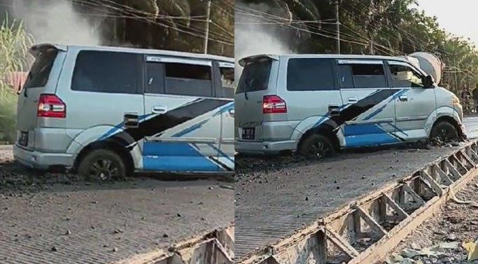 Mobil terperangkap di jalan cor yang masih basah