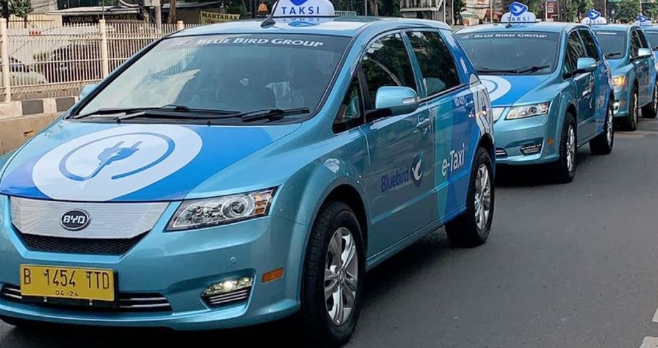 Mobil listirik bekas taksi dijual oleh blue bird