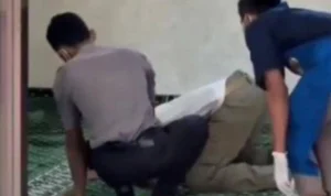 Viral Video Seorang Pria Dikira Meninggal, Ternyata Sujud Sambil Berdoa