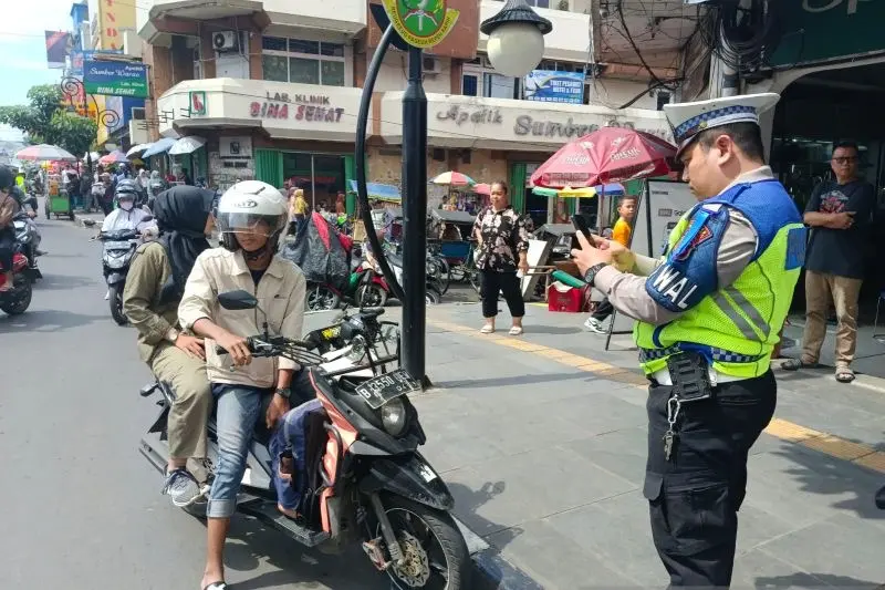 Polisi Lakukan Penindakan Sanksi Tilang terhadap Ratusan Pengendara Motor di Hari Pertama Operasi Patuh Lodaya 2023 di Sukabumi