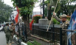 Satpol PP Bandung Angkut 4.946 Reklame dan Bendera Parpol!