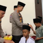 Kapolres Karawang AKBP Wirdhanto Hadicaksono didampingi Wakapolres Kompol Prasetyo PN saat memberikan santunan yatim, Rabu (26/7)