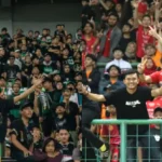 suporter Persebaya dikawal oleh suporter Persija, The Jakmania ke Stadion Utama GBK
