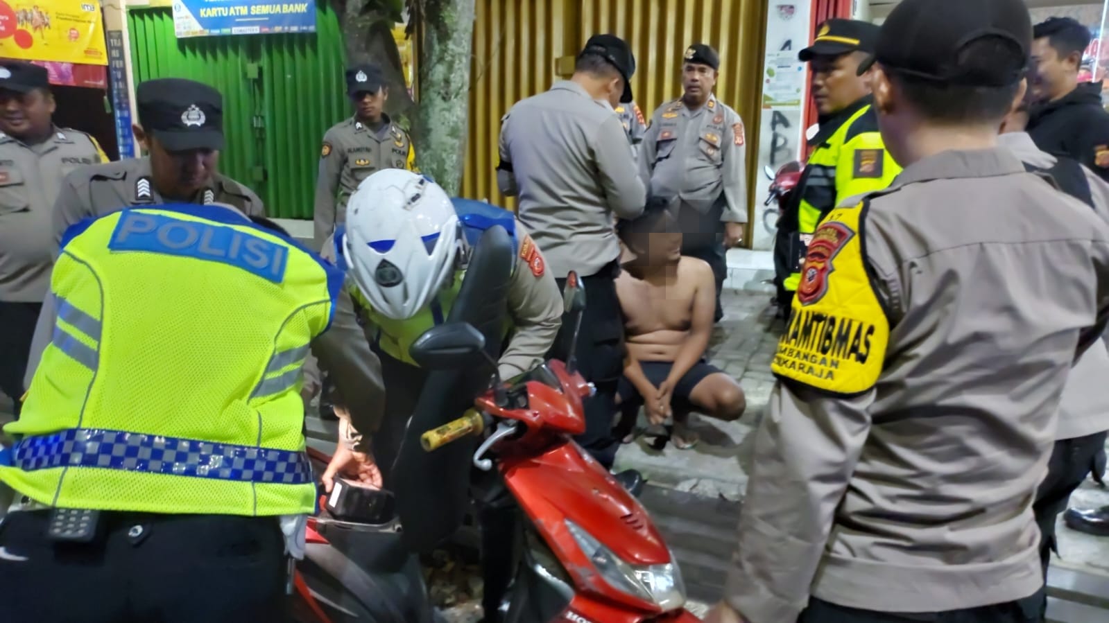 Bawa Sabu hingga Sajam, Dua Pemuda di Sukabumi Berhasil Diamankan