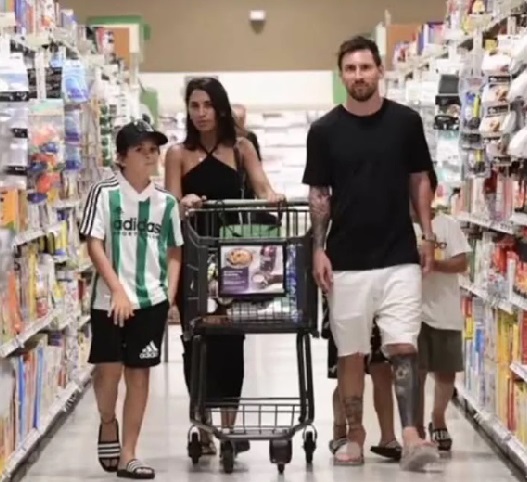 Viral di TikTok, Messi Belanja di Supermarket Tanpa Gangguan