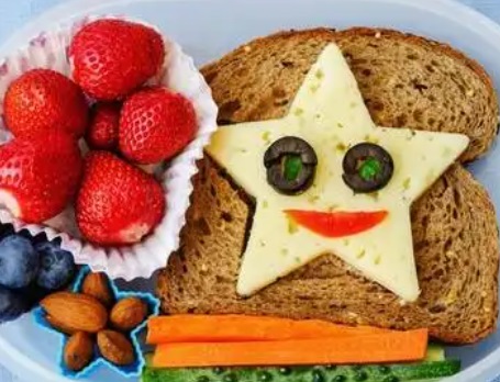 Salah satu ide kreatif bekal sekolah anak berbahan roti tawar. (Endeus.tv)