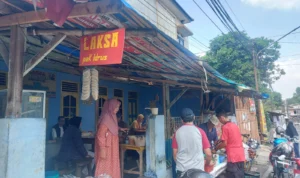 Suasana keramaian di warung Laksa Pak Indrus, kuliner legendaris Sukabumi, Jawa Barat. Jabar Ekspres/Riki Achmad.