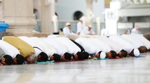 Ilustrasi shalat berjamaah di masjid yang ternyata memiliki manfaat secara sosial,. (freepik)