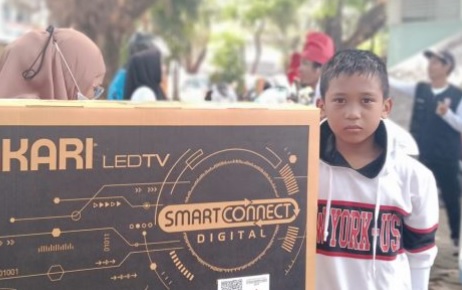 Pemenang hadiah umroh Jalan Sehat Anak Rakyat di Makasar yang siganti dengan TV serta dispenser. (ist)