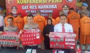 Konferensi pers yang digelar Satnarkoba Polres Sumedang terkait pengungkapan aksus narkoba di Mako Polres Sumedang, Senin (14/8). (dok Polres Sumedang)